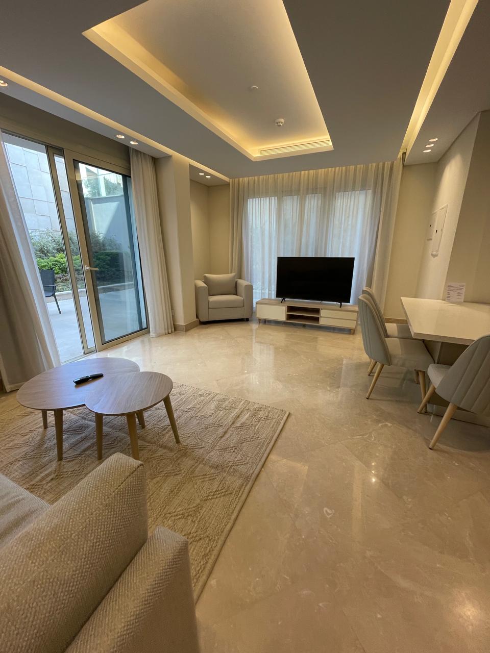 1 bedroom with English court view 